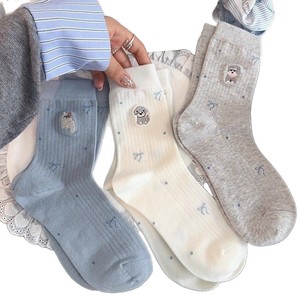 ถุงเท้ายาวครึ่งน่องสำหรับผู้หญิงพร้อมลายปักสุนัขอนิเมะและโบว์ ให้ความอบอุ่น ใยโพลีเอสเตอร์ต้านเชื้อแบคทีเรีย ใส่ได้ในฤดูใบไม้ร่วงและฤดูหนาว - Product Image 3