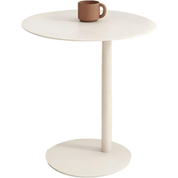 Table d'appoint mobile de style moderne en crème de luxe, table basse simple, lumière irrégulière, décoration d'angle pour le salon