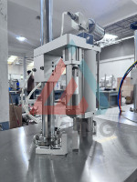 Machine de remplissage et de sertissage semi-automatique pneumatique linéaire avancée pour applications cosmétiques et chimiques