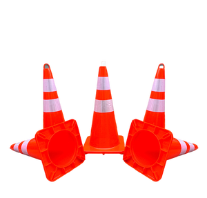 Cônes de circulation d'entraînement de véhicule de 700mm, cônes d'avertissement de sécurité, barrières de circulation en plastique réfléchissantes pour améliorer la sensibilisation au trafic - Product Image 4