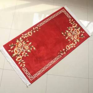 Alfombra de Oración Musulmana de Terciopelo Premium, Lavable, Tejida con un Elegante Diseño Floral Simétrico, para Uso en el Hogar y en Campamentos - Product Image 1