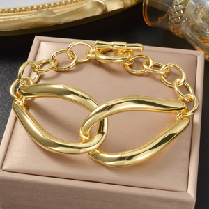 Bracelet unisexe tendance de luxe à maillons ovales géométriques entrelacés avec fermoir à bascule, en cuivre poli vibrant, personnalisable, pour anniversaire, plaqué or 18 carats, vente en gros - Product Image 5