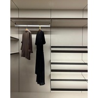Magasin de vêtements et accessoires système de placard ouvert étagères et cintres amples dans les garde-robes