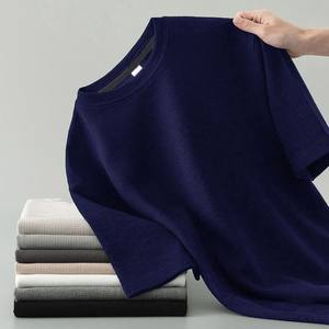 Camiseta tipo waffle personalizada OEM para hombre, manga regular, cuello trasero, ropa de verano moderna, informal y elegante, jersey liso 100% poliéster - Product Image 3