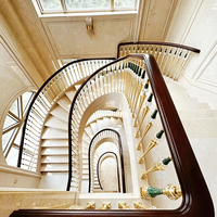 Balustrade d'escalier incurvée de luxe sur mesure en métal avec décoration en marbre et main courante en bois pour escalier intérieur de villa