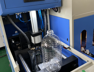 Semi-automatische 5-gallon PET-plastic flesblaasmachine uit China, 4500-5000 flessen per uur - Product Image 3