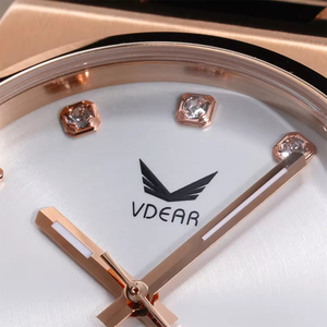 Reloj de Mujer Elegante al por Mayor, con Esfera de 34 mm con Efecto Rayos de Sol, Manecillas Luminosas, Movimiento de Cuarzo de Lujo, Color Rojo, con Diamantes Simples - Product Image 3