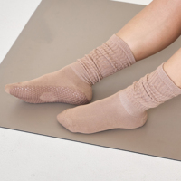 Chaussettes de yoga mi-mollet personnalisées OEM, tricotées, froncées, avec revers, antidérapantes, pour l'automne, l'entraînement à domicile, respirantes, séchage rapide, pour femmes