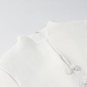 Chemisier personnalisé pour femme à col mandarin et boutons grenouille, chemise à manches courtes cintrée avec détails rétro, haut vintage OEM/ODM - Product Image 6