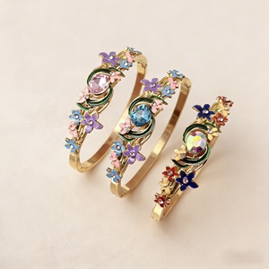กำไลข้อมือลายดอกไม้เคลือบสีสำหรับผู้หญิง ดีไซน์แบบเปิดประดับดอกไม้หลากสีและฝังเพชร CZ เครื่องประดับคริสเตียนสุดอินเทรนด์ - Product Image 2