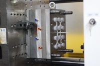 Machine d'injection de bouchons en plastique pour dentifrice et cosmétiques