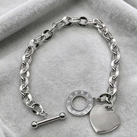 Bracelet à breloques en forme de cœur en acier inoxydable pour femmes - Bracelet à chaîne avec fermoir à bascule OT de couleur argentée