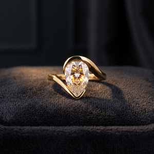 Anillo de Compromiso con Diamante Cultivado en Laboratorio, Corte Pera, Chapado en Oro de 14K, Joyería para Mujer, Certificado IGI, Regalo de Boda Geométrico Moderno - Product Image 1