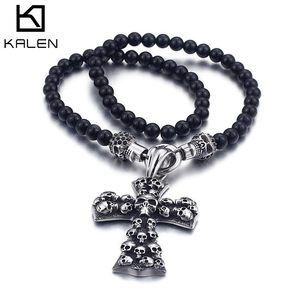 قلادة بسلسلة من الخرز الزجاجي الأفريقي من كالين مع قلادة على شكل جمجمة وصليب - Product Image 1