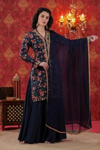 Tenue ethnique avec embellissements floraux faits à la main, en soie Chanderi légère, pour mariage, ensemble Sharara Raat Rani, excellent prix - Product Image 4