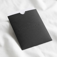 Élégante pochette en papier noir mat avec encoche demi-cercle pour le pouce, logo personnalisé en relief, enveloppe pour carte-cadeau, petit porte-cartes