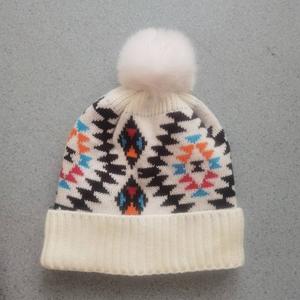 Berretto invernale a coste da donna incrociato con pompon lavorato a maglia a trecce morbido cappello caldo Jacquard lavorato a maglia Aztec Beanie - Product Image 5