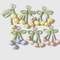 Groothandel handgemaakte kleine boeketjes bloemen met strikbandjes satijn zijden bloemen lint eeuwige rozen sleutelhanger tas telefoonhanger