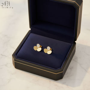 Meilleures ventes - Boucles d'oreilles en or jaune massif 18 carats avec diamants naturels, design trèfle porte-bonheur, fabrication artisanale, pour un usage quotidien - Product Image 3