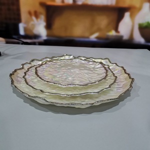 Elegante plato de vidrio blanco perla, placa de vidrio recortada en oro, placas decorativas para cargador de vidrio para aperitivos para fiesta - Product Image 6