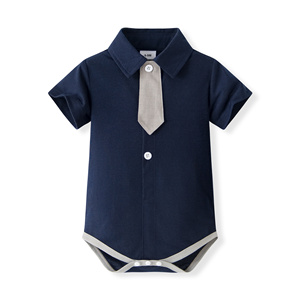 Costume de cérémonie 3 pièces pour bébé Catpapa : Body à revers à manches courtes, short à bretelles et cravate – Idéal pour mariage - Product Image 3