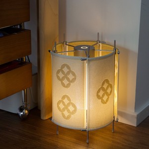 Lámpara de Sombra Tejida con Patrón Dorado, Lámpara de Pie LED de 220V, Color Cambiable, Base E26, Fácil Instalación - Product Image 1