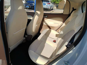 Wuling, Auto Eléctrico Mini de 4 Puertas, Vehículo Compacto para Desplazamientos Urbanos - Product Image 2