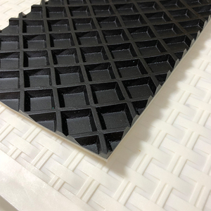 Yeni Özel Beyaz PVC 3.5mm Kalınlığında 2 Katmanlı Ayarlanabilir Hızlı Dayanıklı Gıda Sınıfı Konveyör Bandı Madencilik Lojistik Seramik Endüstriyel Kullanım - Product Image 4