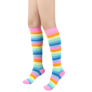 Chaussettes hautes rayées arc-en-ciel en gros, bas longs colorés pour femmes et filles, idéales pour cosplay, fêtes, carnaval et événements Pride - Product Image 3