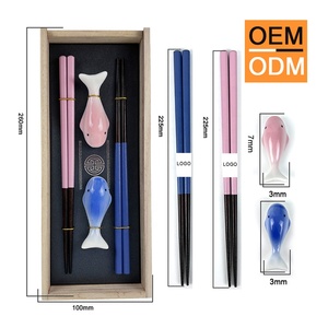 Set de Regalo de Boda: 2 Pares de Palillos de Madera, 2 Soportes de Cerámica con Forma de Ballena, Ecológicos, Modernos y de Lujo, en Caja de Madera Azul y Rosa, para Él y Ella - Product Image 4