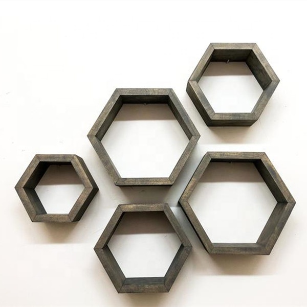 Шестигранная полка в деревенском стиле из чистого массива дерева с кристаллами и сотами