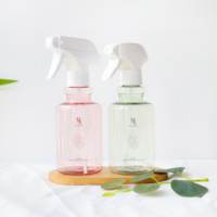 Bouteille en plastique PET de haute qualité de 350 ml de forme ronde de couleur rose et verte avec pulvérisateur à gâchette de couleur blanc mat pour le nettoyage
