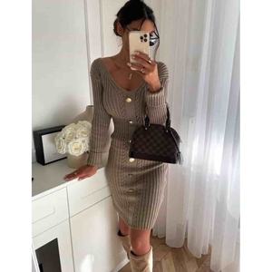 ชุดเดรสวีซ่า บัตตัน ดีเทล ดีไซน์ลำลอง ทรงพอดีตัว แขนยาว ผ้าถัก ความยาวปานกลาง - Product Image 1