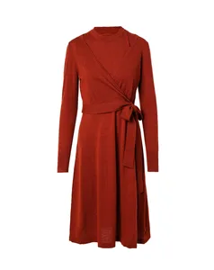 Женское трикотажное платье-свитер с поясом и круглым вырезом