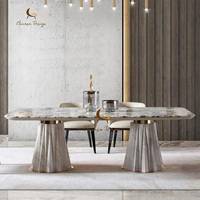 Table à manger en marbre naturel, plateau en marbre plissé, base en marbre, bordure dorée, texture luxueuse, salle de banquet de villa, mobilier de salle à manger haut de gamme