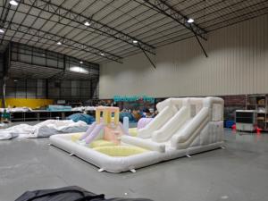 Castello Gonfiabile Bianco Pastello con Doppio Scivolo e Piscina di Palline per Noleggio Feste e Parco Giochi per Bambini - Product Image 4