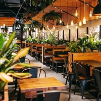 Ensemble de mobilier de restaurant au design moderne et contemporain - Tables en bois à bord naturel, chaises en métal noir, banquettes en cuir/tissu - Usage commercial
