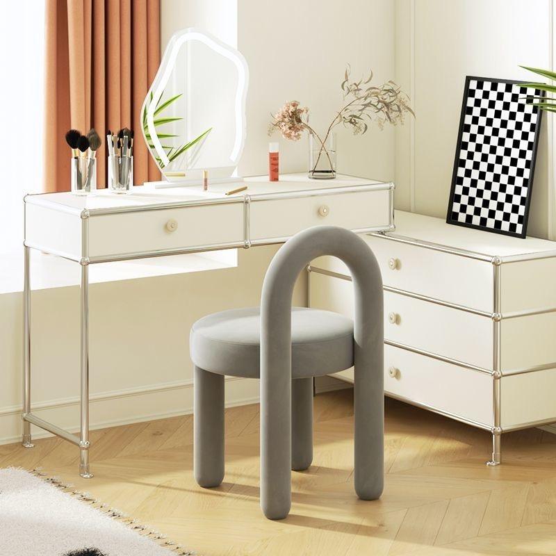 สีเทาเข้ม