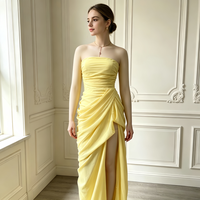 Robe de soirée luxueuse bordeaux sans bretelles, drapée et froncée, avec fente haute, longueur ras du sol, pour invitée de mariage, avec traîne.