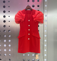Robe Blazer Courte Rouge Col V Printemps-Été avec Manches Bouffantes en Organza, Boutons Strass et Poches – Vente en Gros Usine