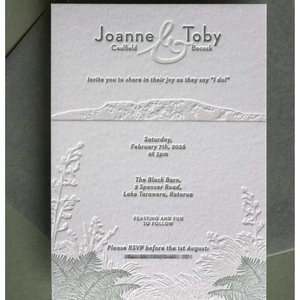 การ์ดเชิญงานแต่งงานแบบ Letterpress กระดาษอาร์ต พิมพ์ลายนูนขอบดอกไม้ พิมพ์ Letterpress แบบกำหนดเอง พร้อมลายตราประจำตัว - Product Image 3
