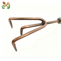 Cultivateur de jardin rétro en acier inoxydable avec tête plaquée bronze antique et manche en bois vert sauge vintage pour ameublir la terre