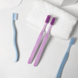 Vente en gros de 2 brosses à dents jetables en plastique <span class=keywords><strong>ultra</strong></span>-douces pour un usage domestique, colorées - Product Image 2