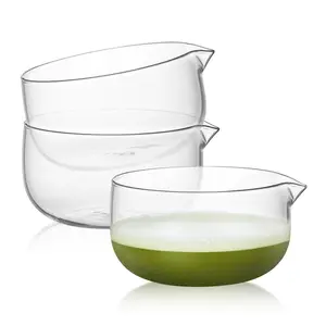 Caneca Matcha de vidro estilo japonês tradicional transparente com bico derramando xícara de chá verde