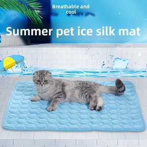 Tapis rafraîchissant pour animaux de compagnie – Coussin d'été respirant en soie glacée pour chien et chat – Lavable à l'eau – Utilisation intérieure – Motif uni – Forme rectangulaire - Product Image 1