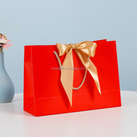 Sacs en papier couché écologiques biodégradables blancs personnalisés avec logo, ruban doré et nœud papillon pour promotion en supermarché (vente en gros)