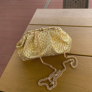Borsa a tracolla da donna di lusso fatta a mano all'uncinetto, modello Cloud Bag, dorata, plissettata, con chiusura a bacio, a forma di cuscino/dumpling, per feste - Product Image 4