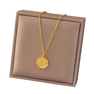 Nouveautés Collier en chaîne de perles en acier inoxydable plaqué or 18 carats avec gravure de fleur de cerisier pour femmes - Product Image 1