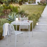 Ensemble table et chaises en fer forgé blanc de style nordique pour extérieur, idéal pour cours, balcons, cafés en plein air tendance et espaces de détente décontractés