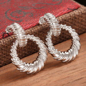 Boucles d'oreilles créoles tendance plaquées argent pour femmes, bijoux fantaisie en alliage, style soirée, boucles d'oreilles statement - Product Image 3